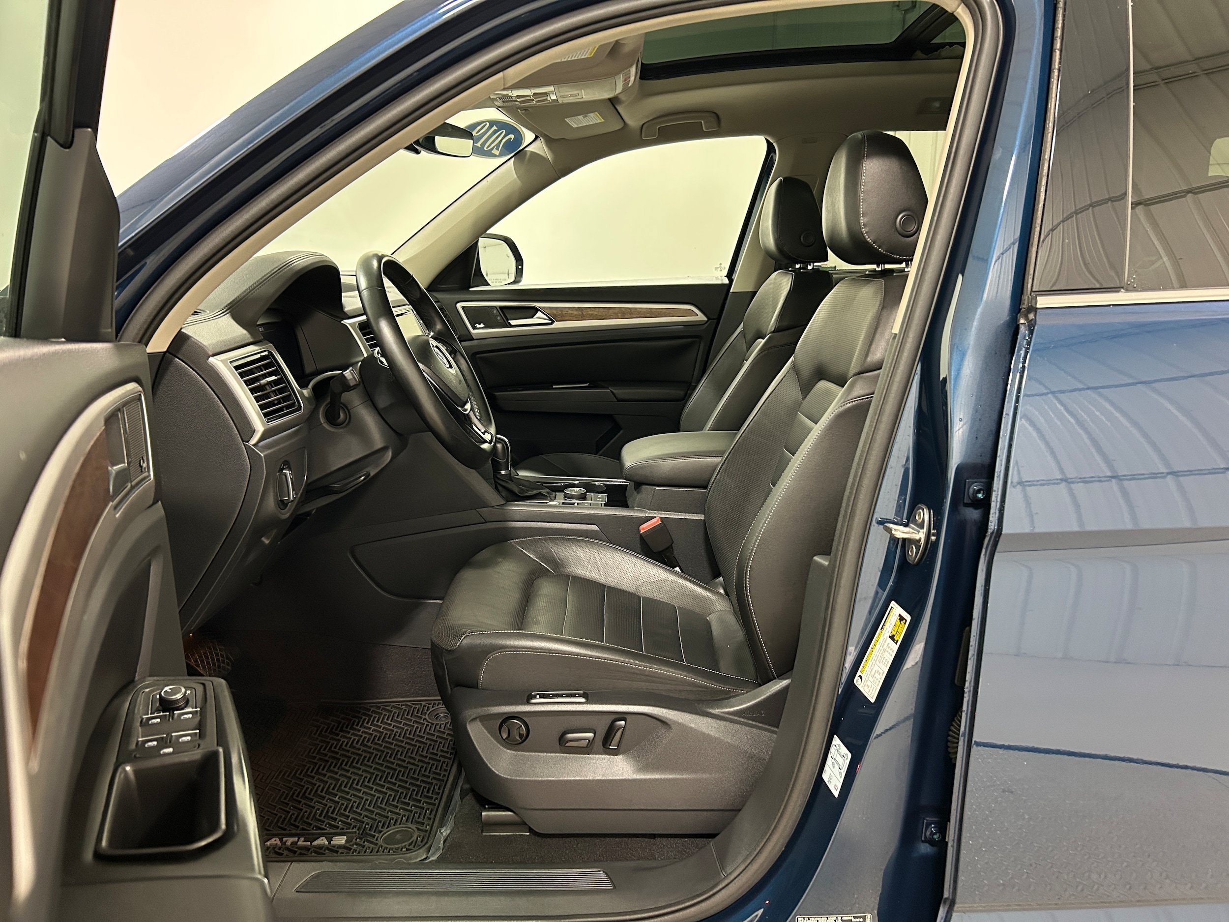 Used 2019 Volkswagen Atlas SEL Premium AWD/4WD image 4