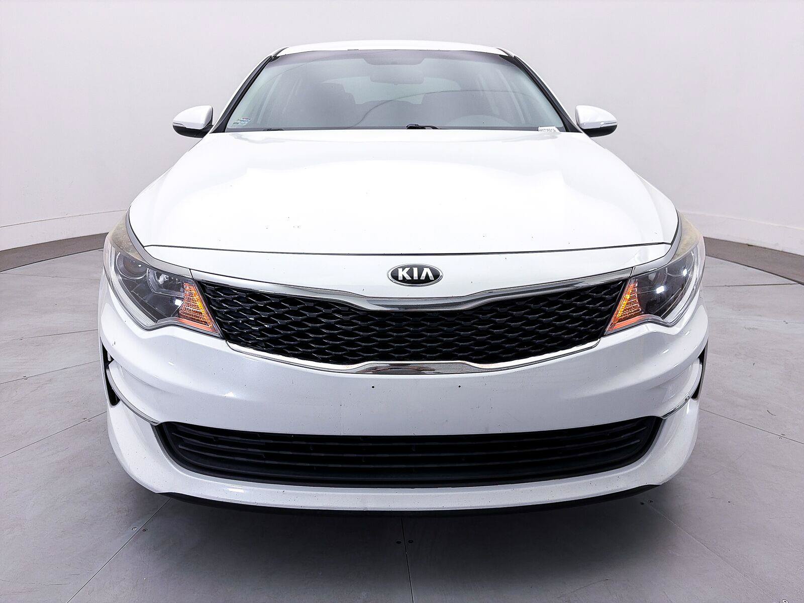 Used 2018 Kia Optima LX w/ 17" Alloy Wheels Package FWD image 2