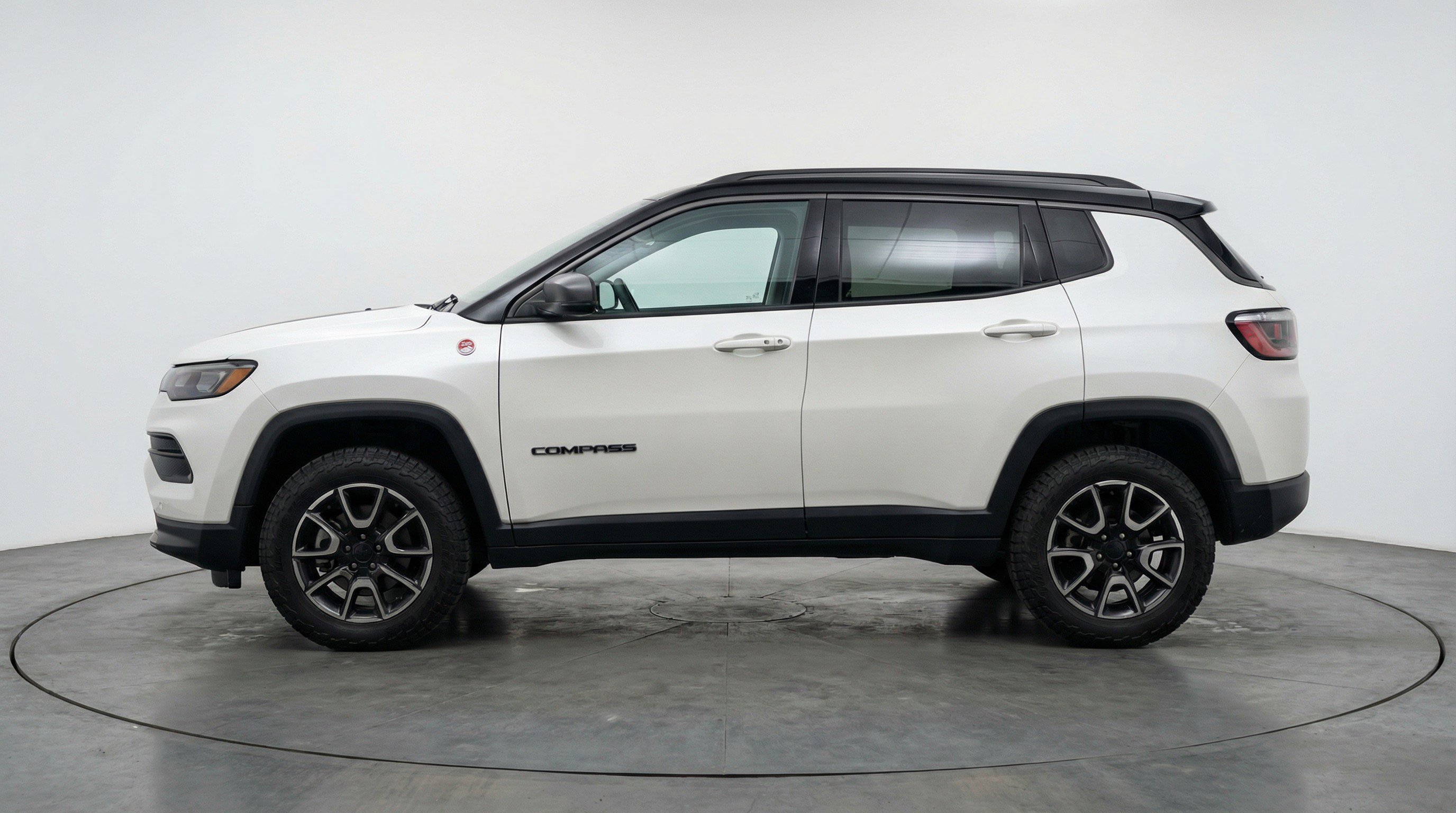 Used 2025 Jeep Compass Trailhawk image 5