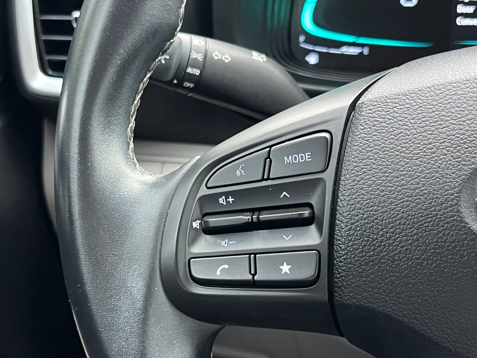 Certified 2025 Hyundai Venue SEL FWD image 27
