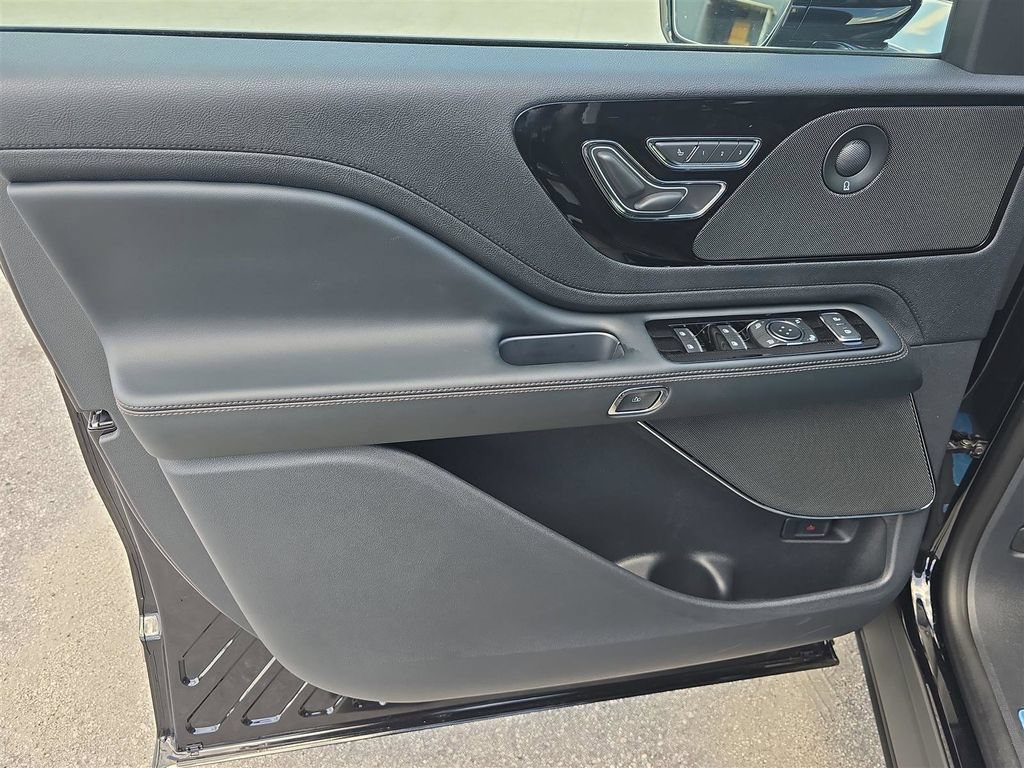 New 2025 Lincoln Aviator 2WD w/ Equipment Group 101A image 17