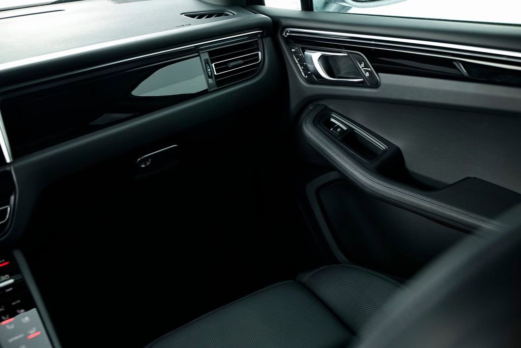 Certified 2025 Porsche Macan image 31