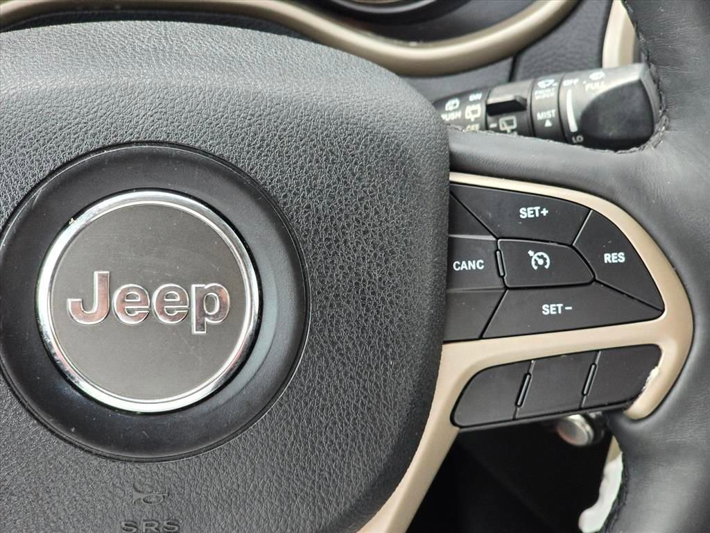 Used 2018 Jeep Cherokee Latitude w/ Altitude Package image 16