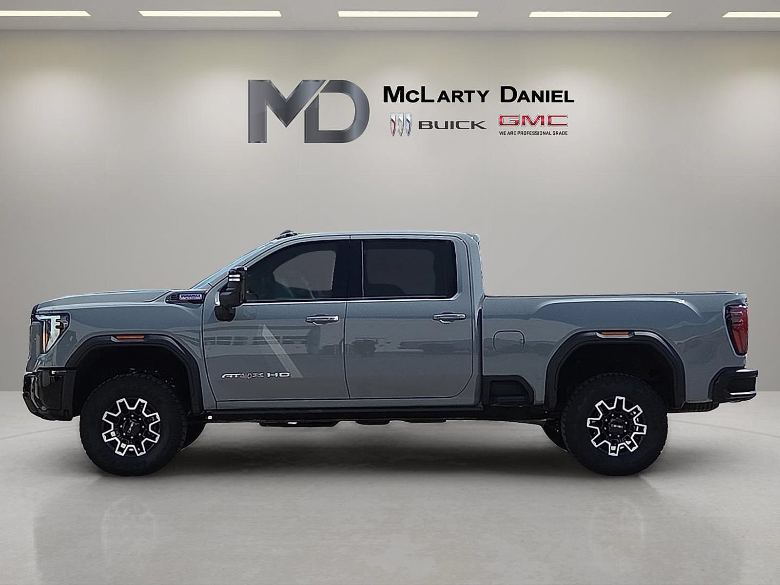 Used 2025 GMC Sierra 2500 AT4X AWD/4WD image 2