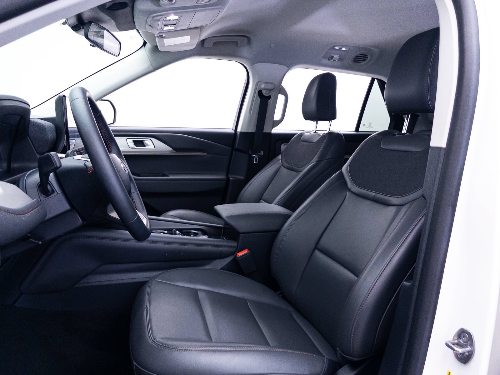 Used 2025 Ford Explorer Active w/ Active Comfort Package AWD/4WD image 19