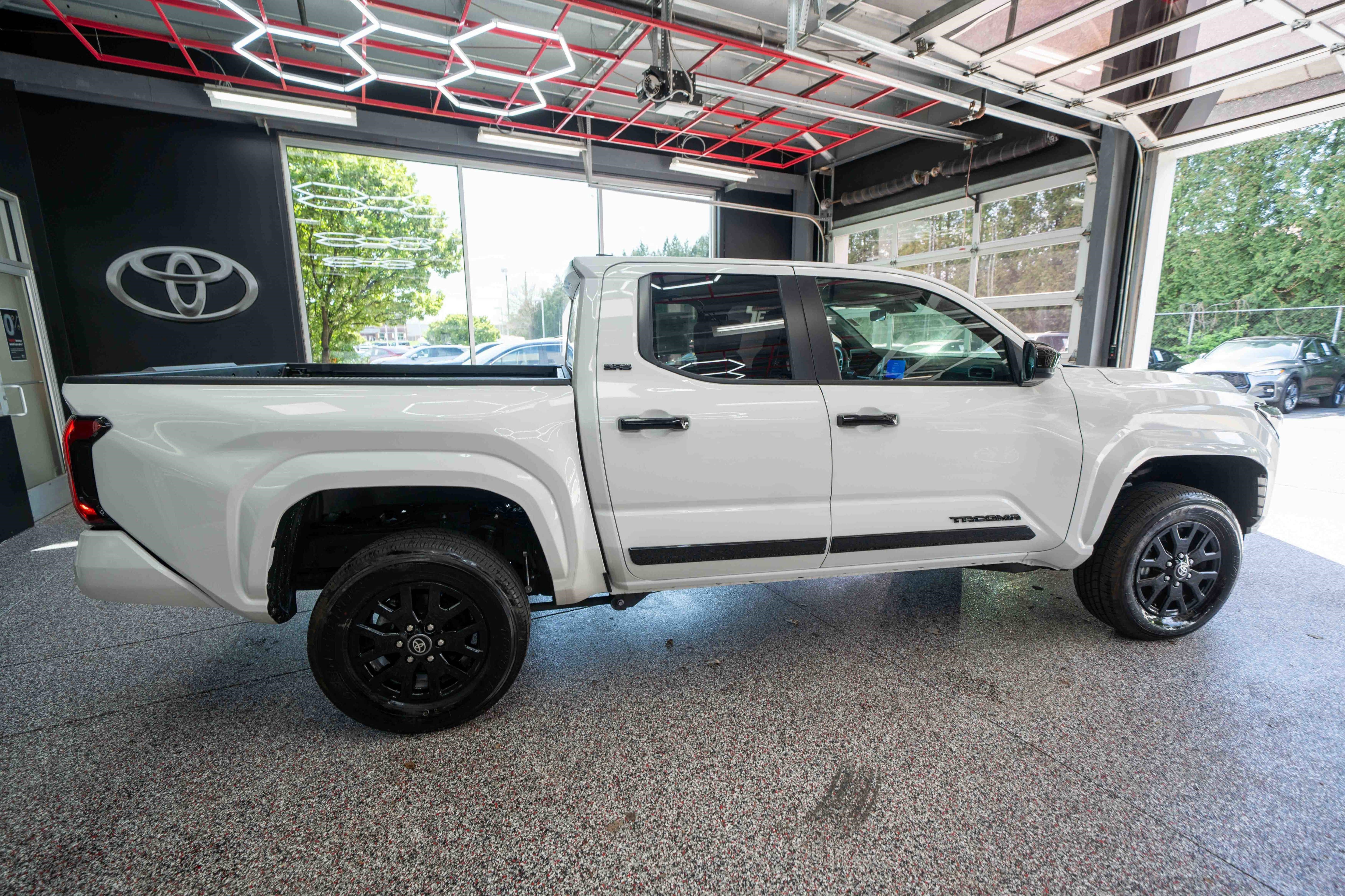 Used 2024 Toyota Tacoma SR5 AWD/4WD image 4