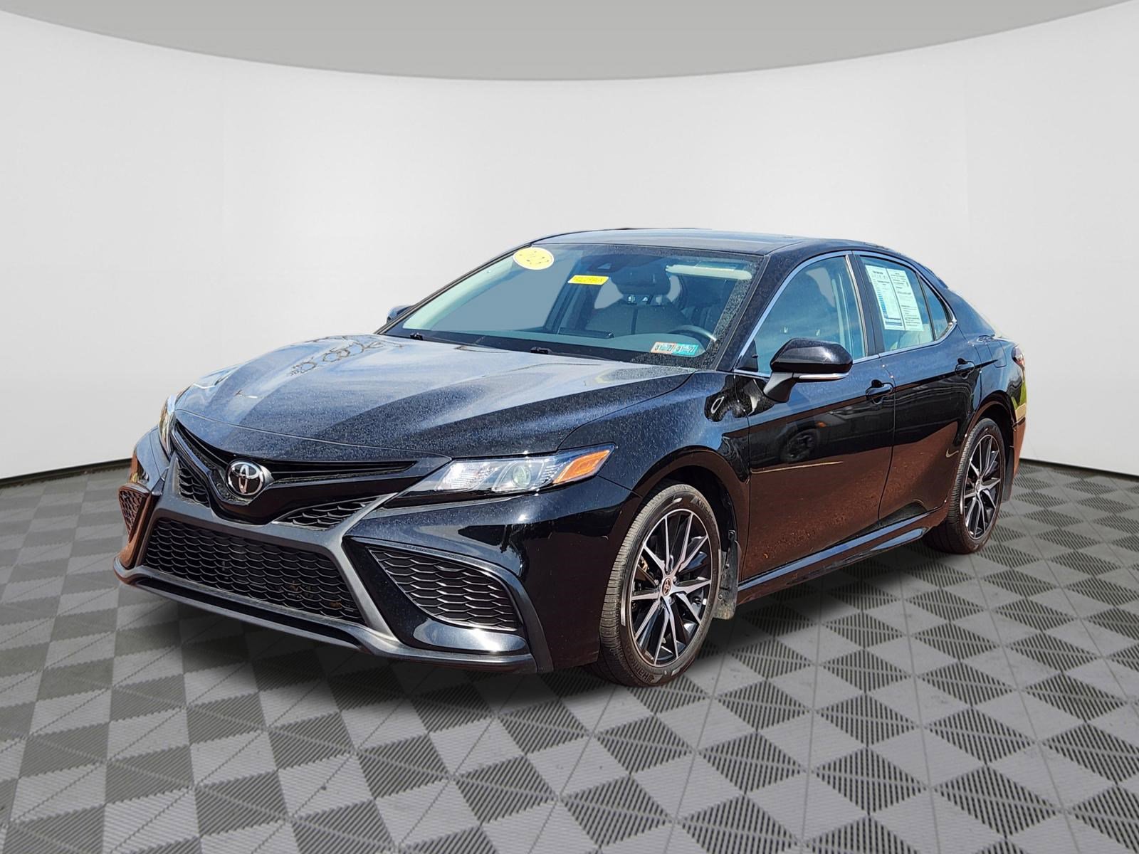 Used 2023 Toyota Camry SE image 2