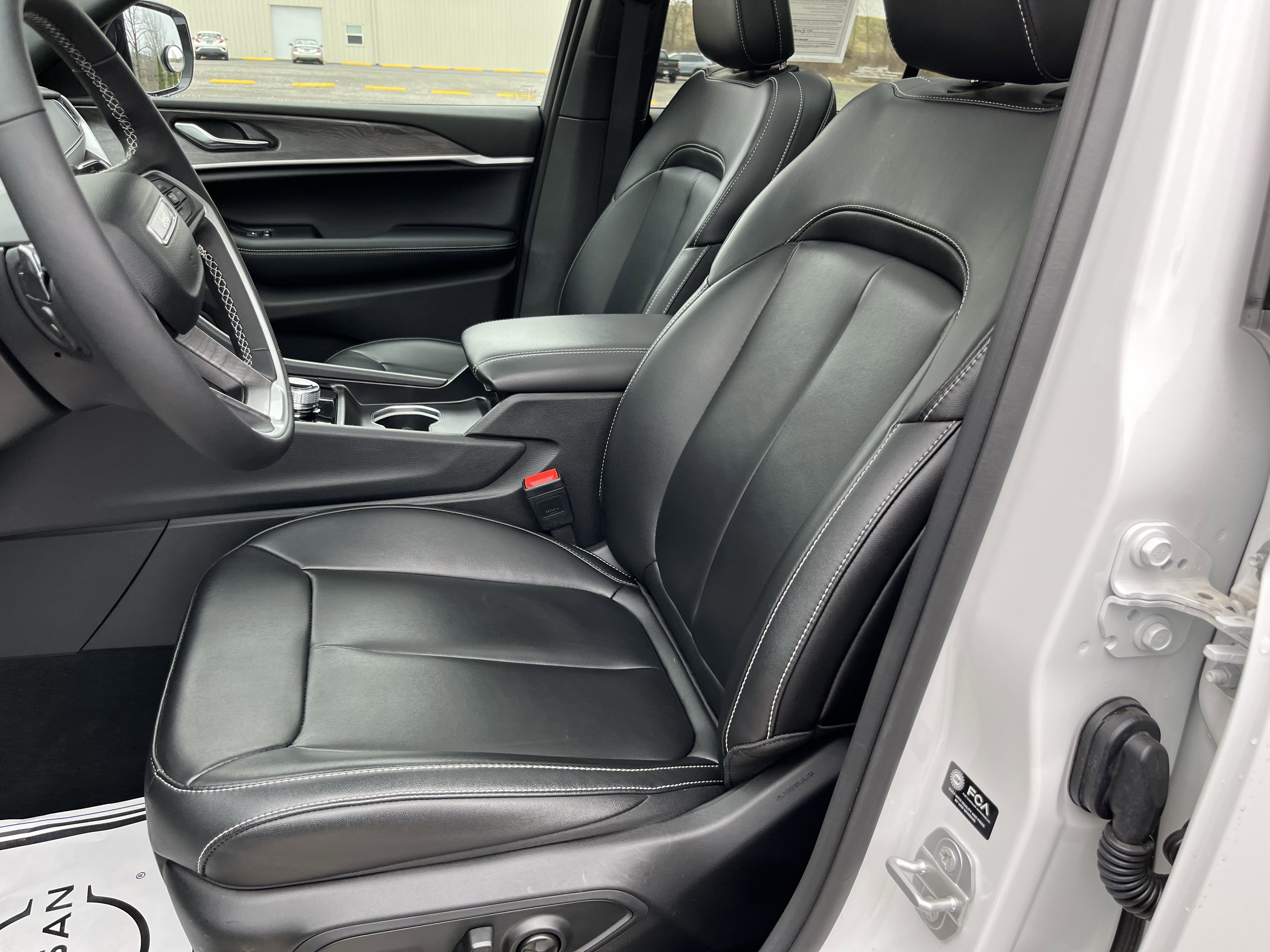 Used 2025 Jeep Grand Cherokee Limited image 12