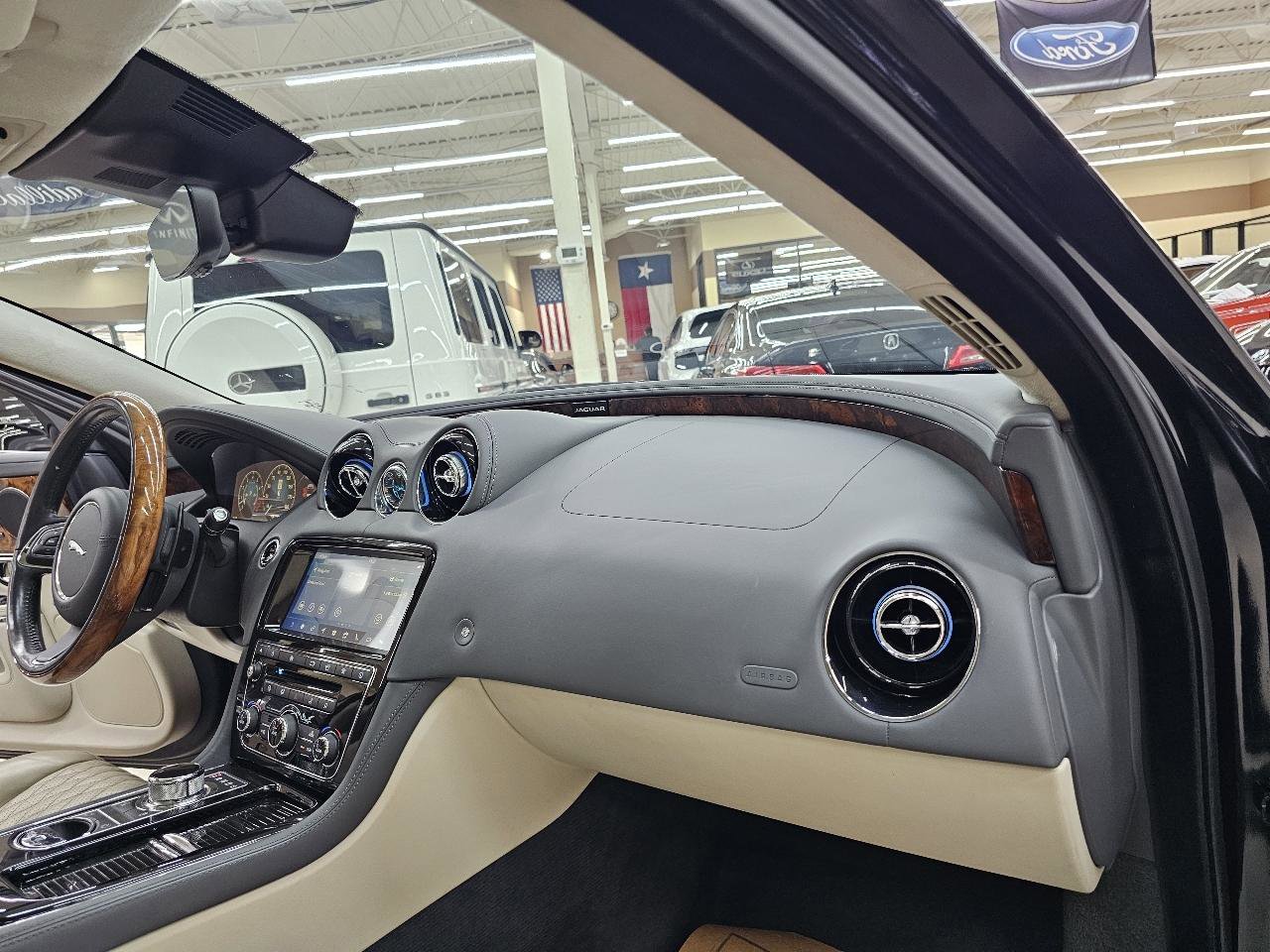 Used 2019 Jaguar XJ L Supercharged RWD image 21