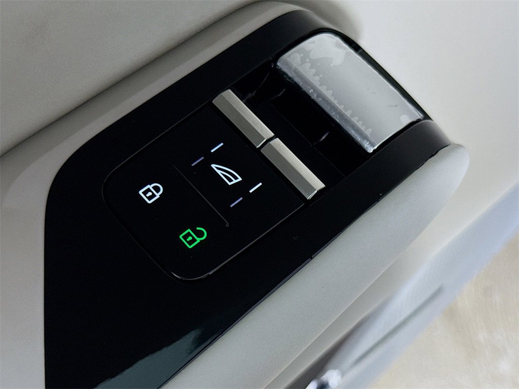 New 2025 Volvo EX90 Plus image 17