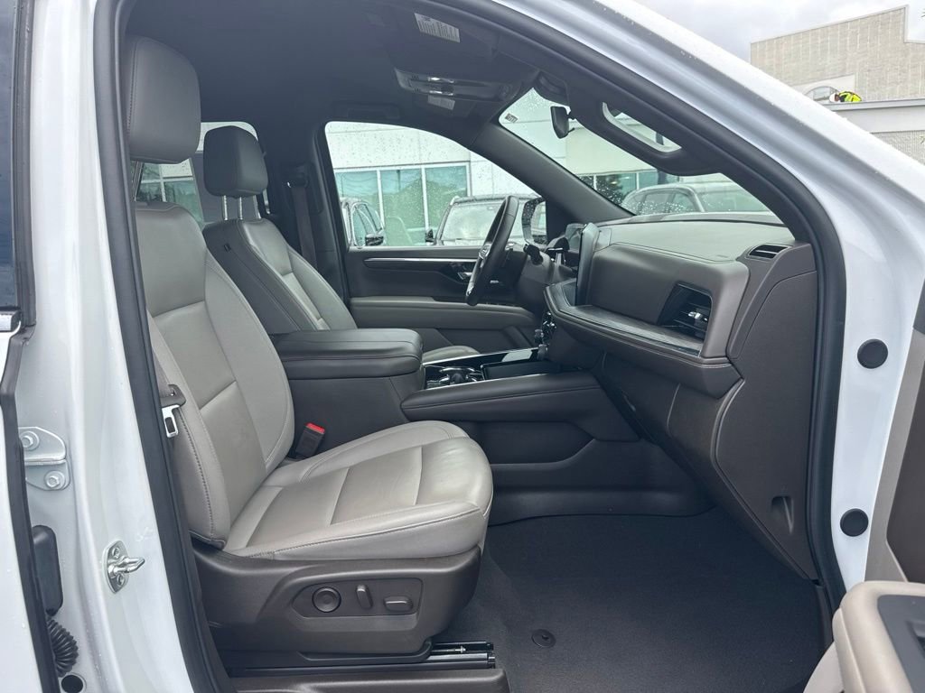 Used 2025 Chevrolet Suburban LT RWD image 14