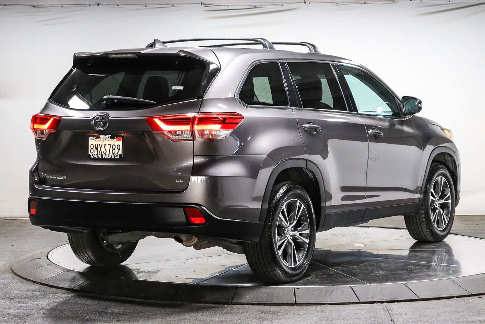 Certified 2019 Toyota Highlander Plus w/ Carpet Mat Package (TMS) FWD image 4