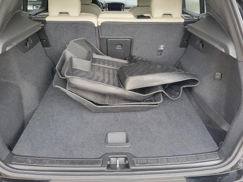 Used 2020 Volvo XC40 T4 Momentum image 29