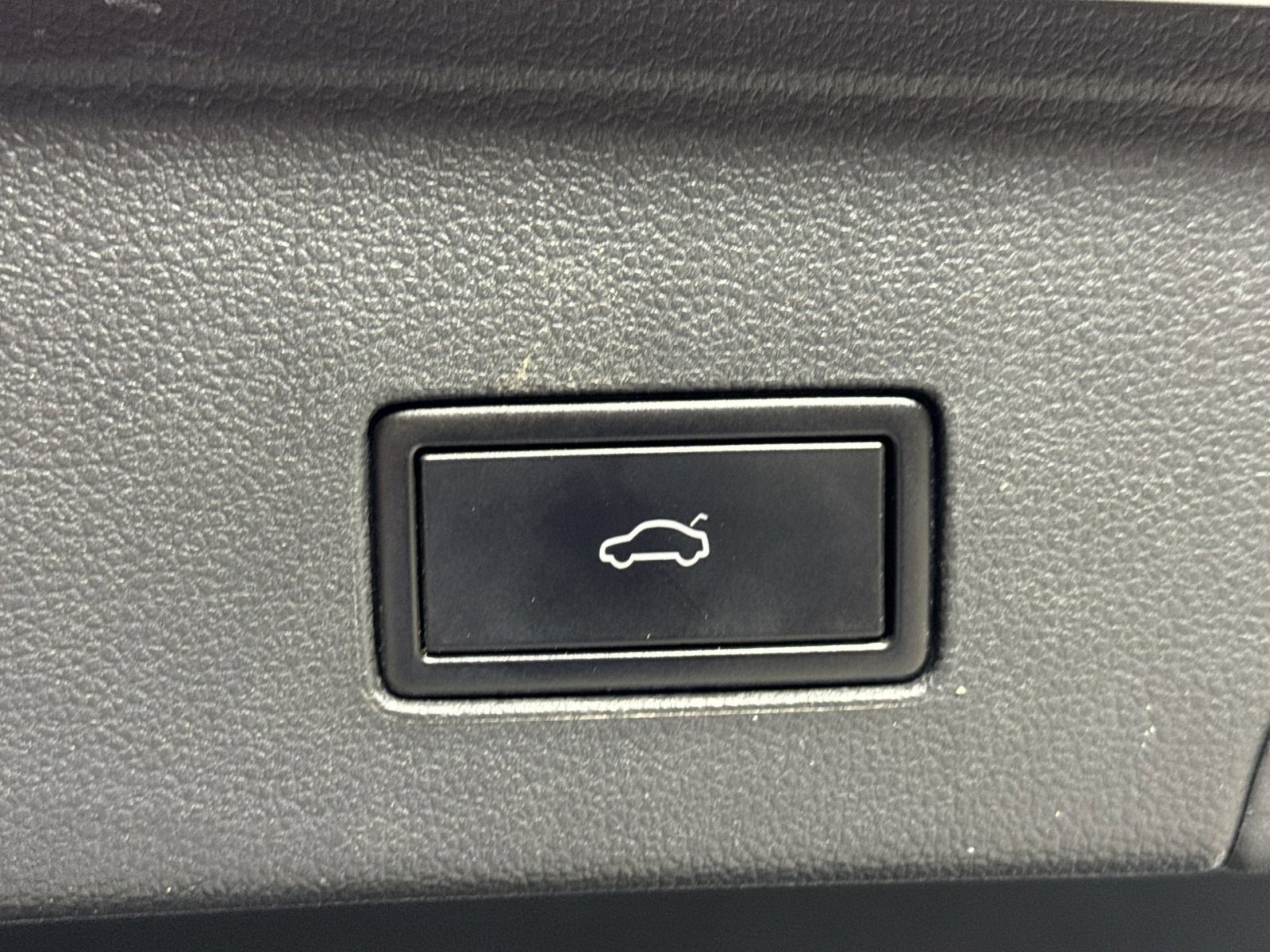 Used 2021 Volkswagen Atlas Cross Sport SE image 30