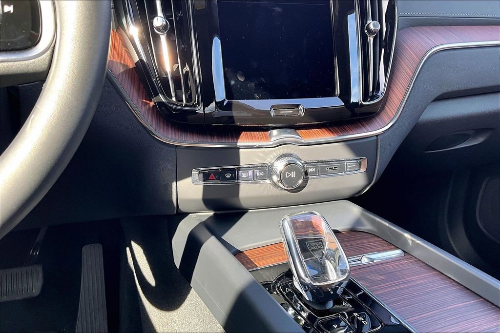 Used 2023 Volvo XC60 B5 Ultimate w/ Climate Package image 8