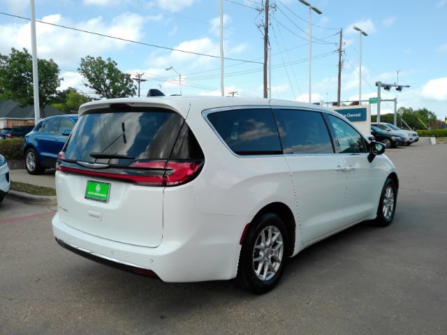 Used 2025 Chrysler Pacifica Select FWD image 6