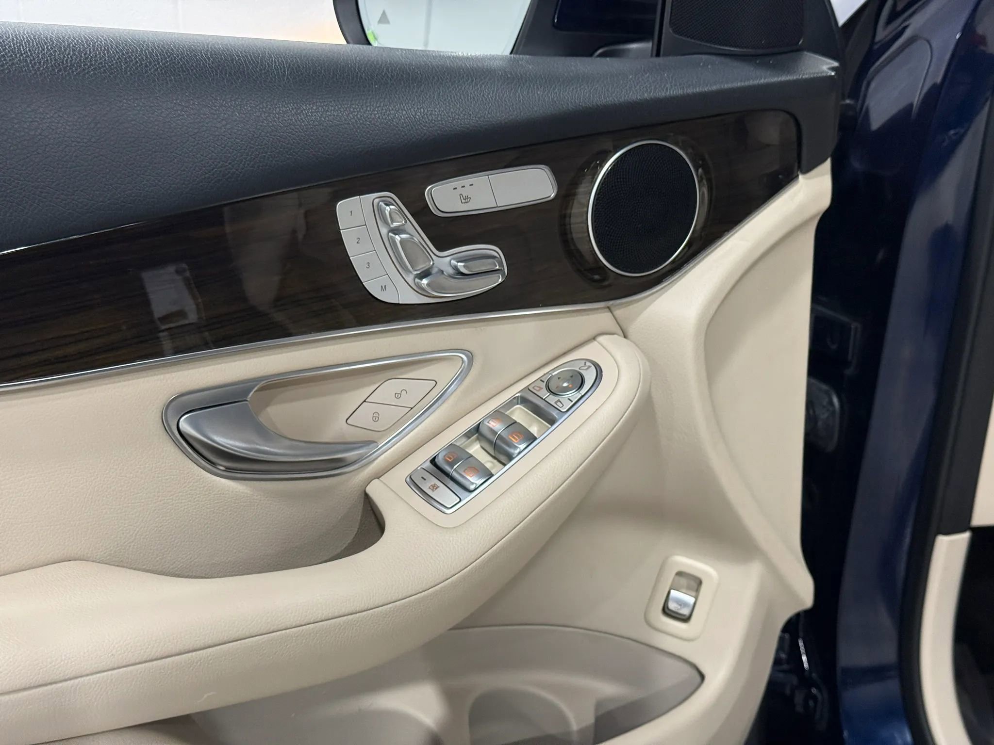 Used 2019 Mercedes-Benz GLC 300 4MATIC w/ Premium Package image 12