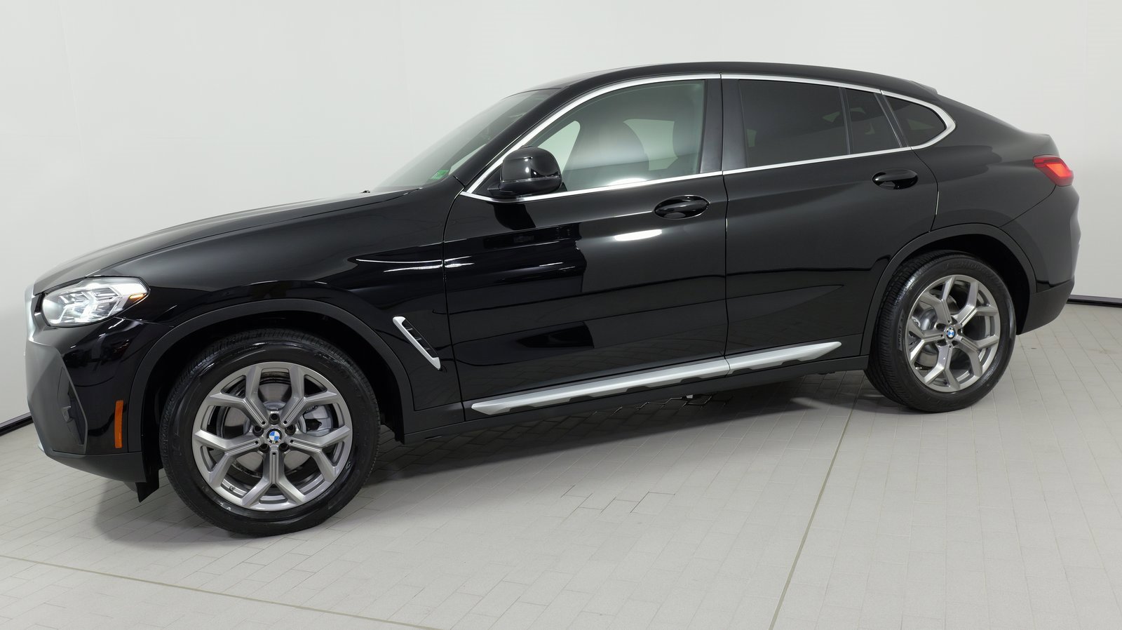 Used 2022 BMW X4 xDrive30i w/ Convenience Package image 1