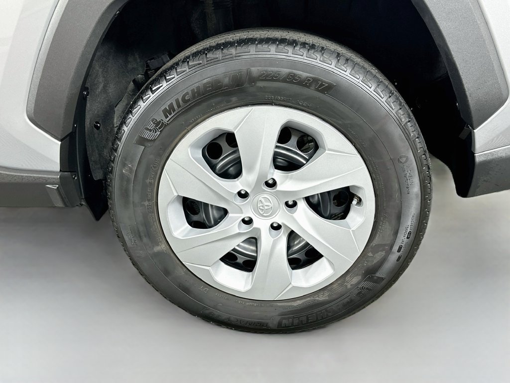 Used 2025 Toyota RAV4 LE AWD/4WD image 29