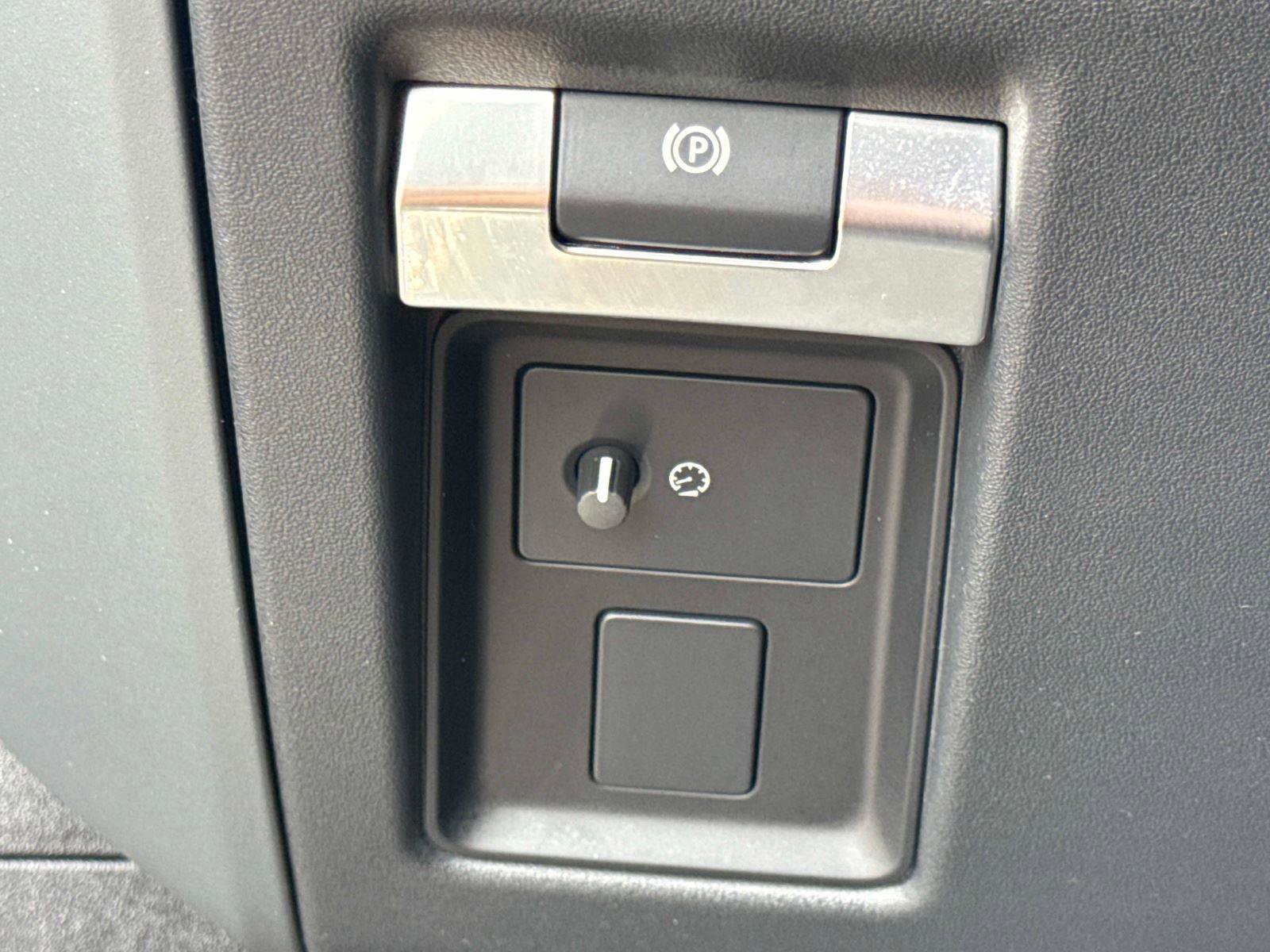 Used 2024 Land Rover Defender 110 X AWD/4WD image 32