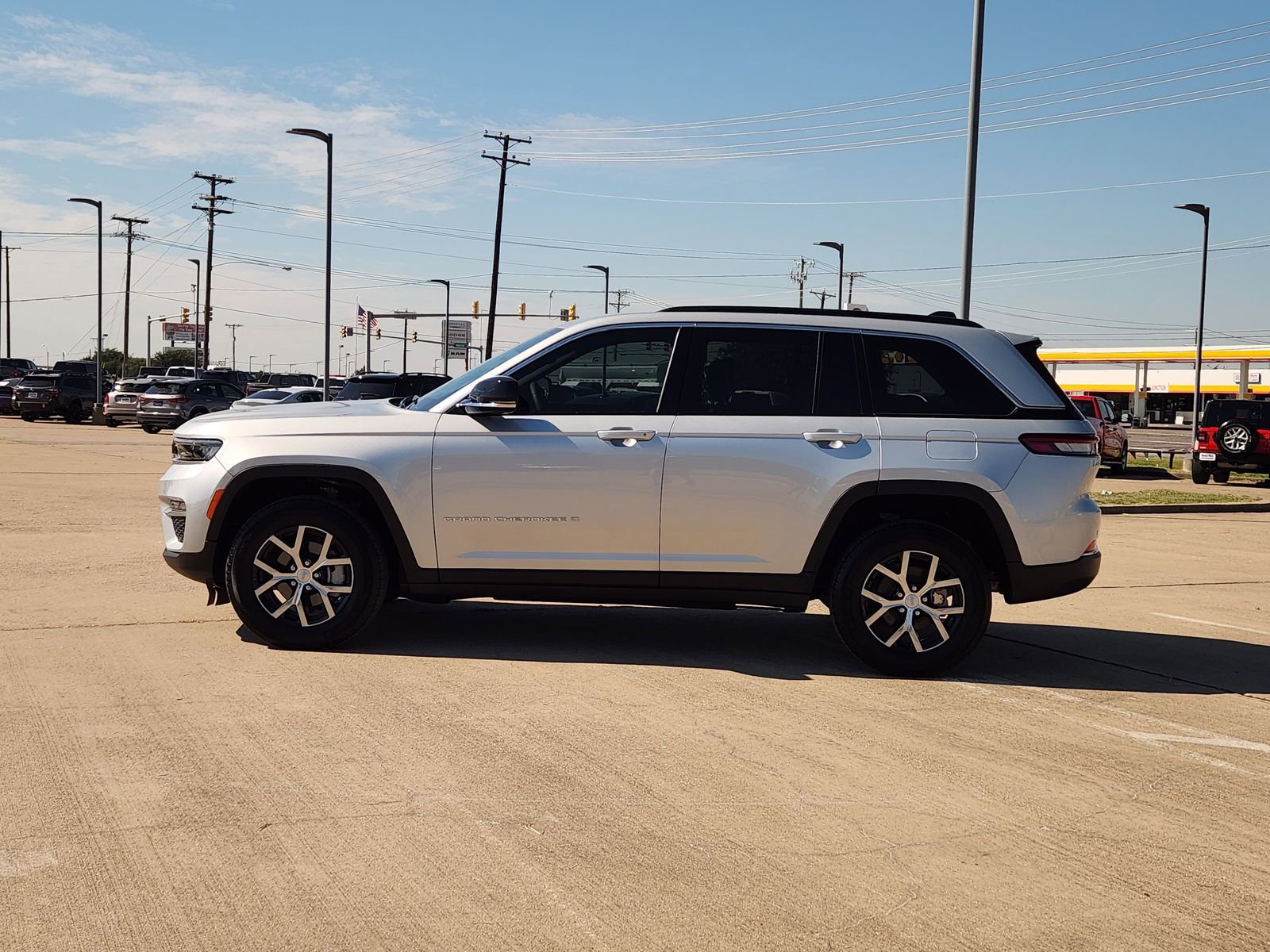 Used 2025 Jeep Grand Cherokee Limited image 3