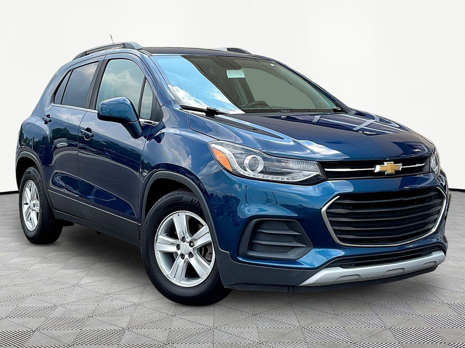 Used 2020 Chevrolet Trax LT FWD image 3