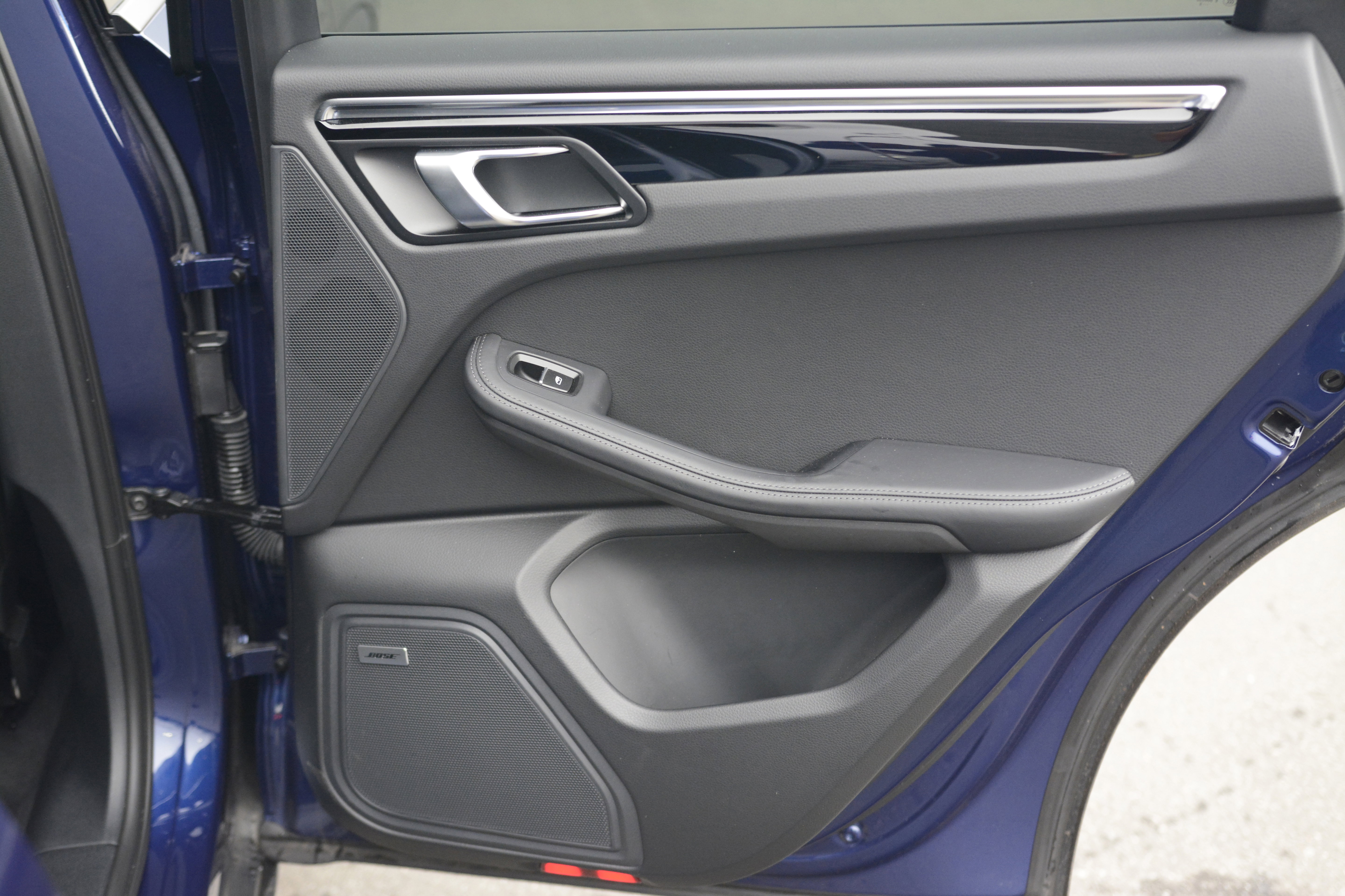 Certified 2025 Porsche Macan AWD/4WD image 34