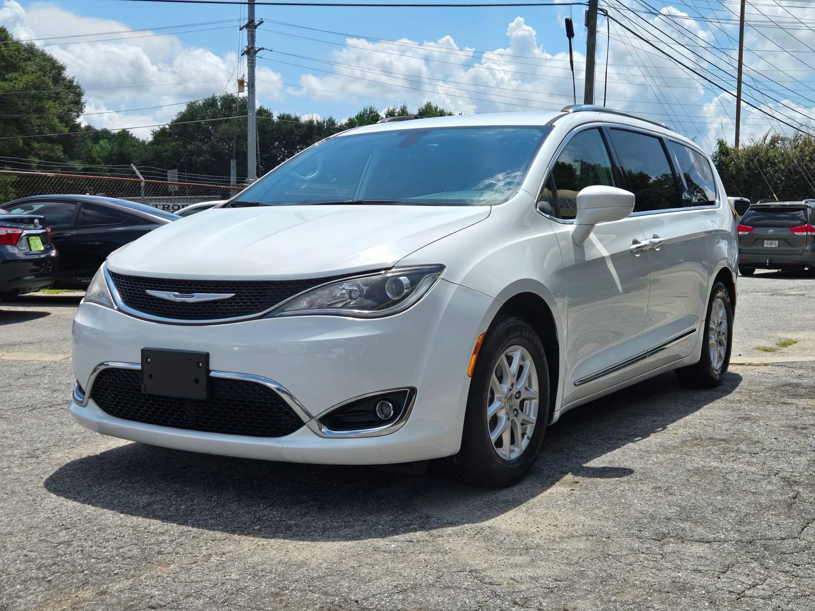 Used 2020 Chrysler Pacifica Touring-L FWD image 2