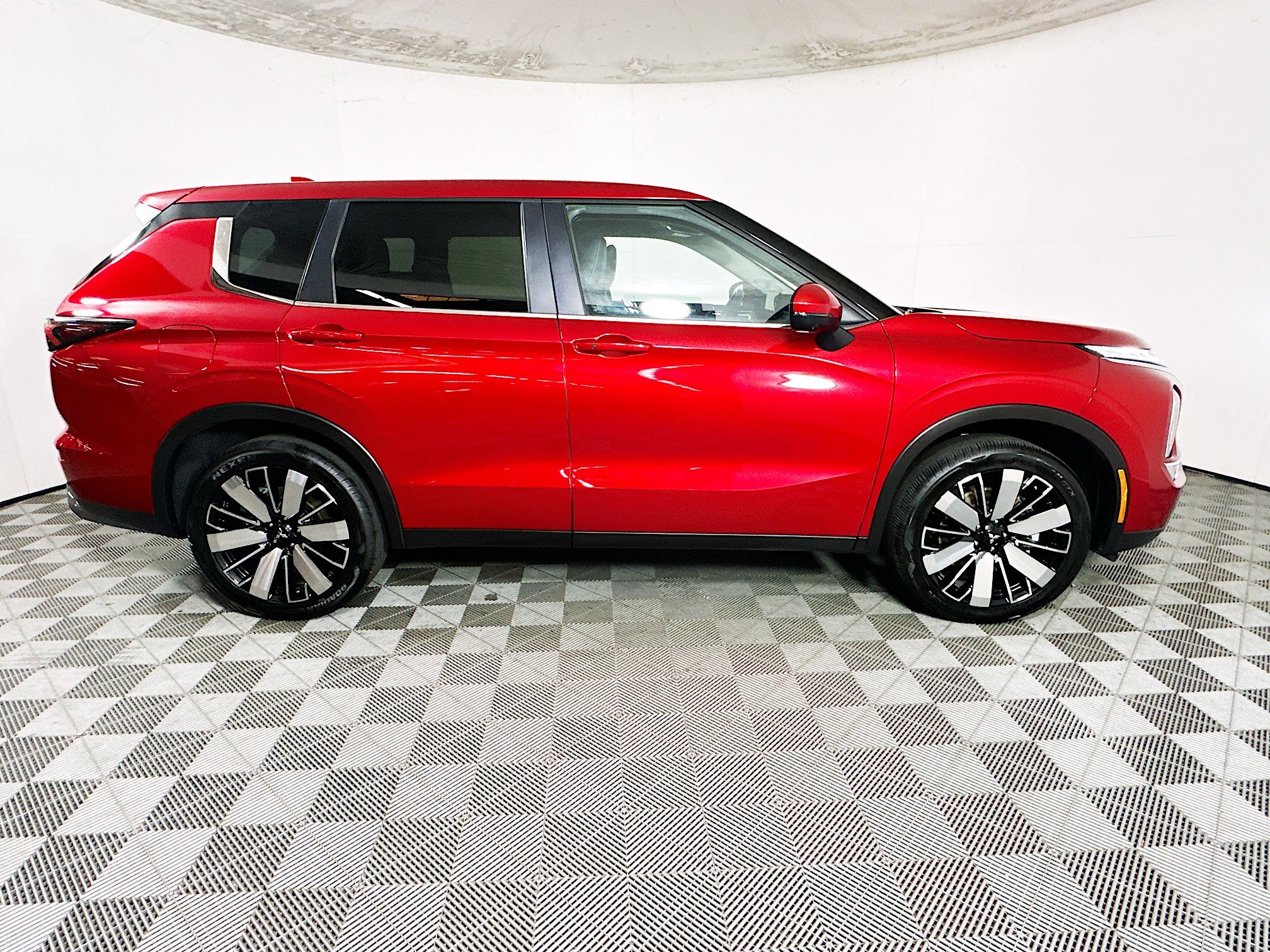 Used 2025 Mitsubishi Outlander SE FWD image 2