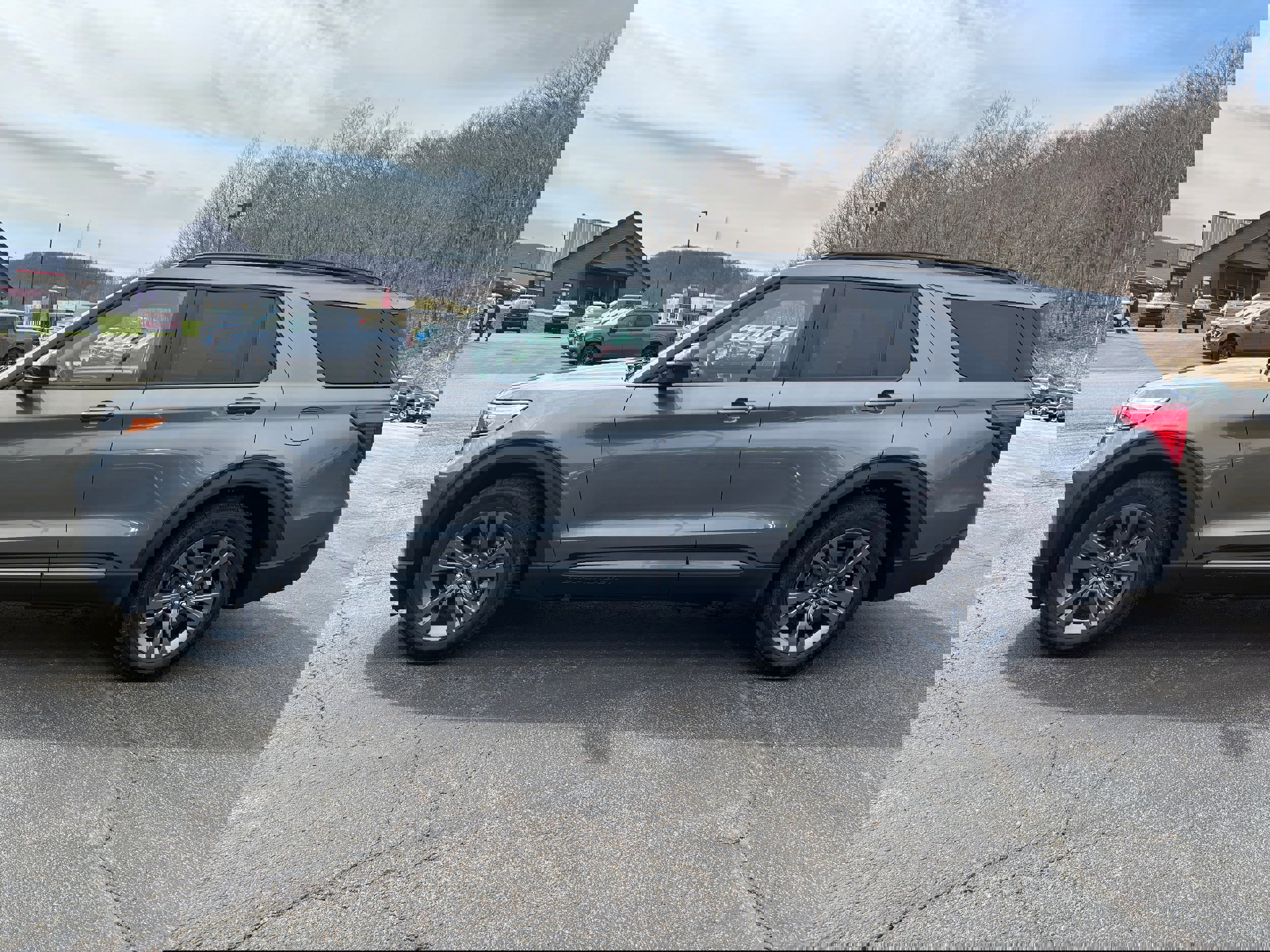 Used 2023 Ford Explorer XLT w/ Equipment Group 202A image 3