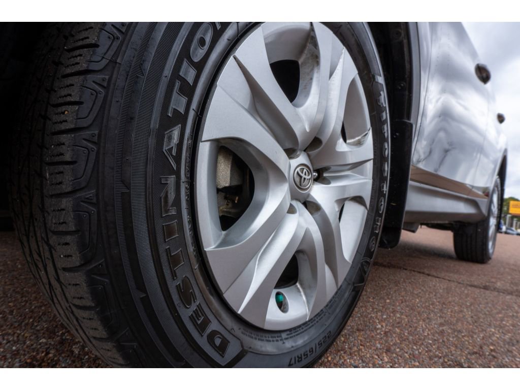 Used 2015 Toyota RAV4 LE image 9