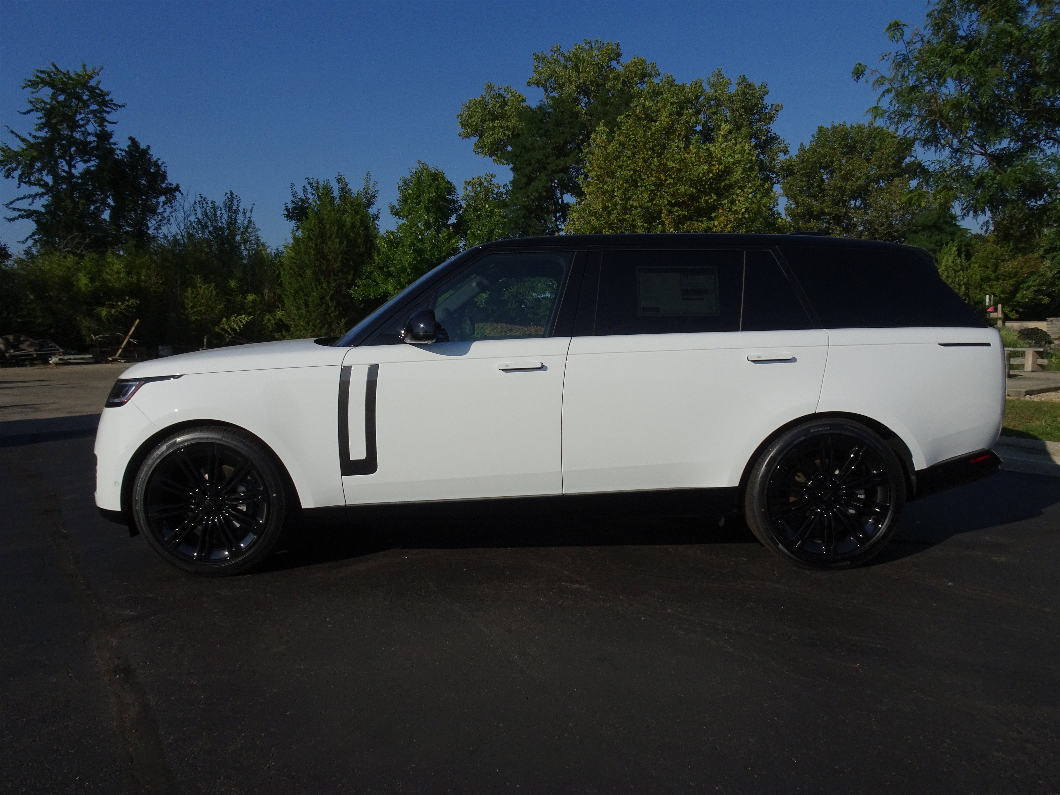 New 2026 Land Rover Range Rover Long Wheelbase SE AWD/4WD image 7