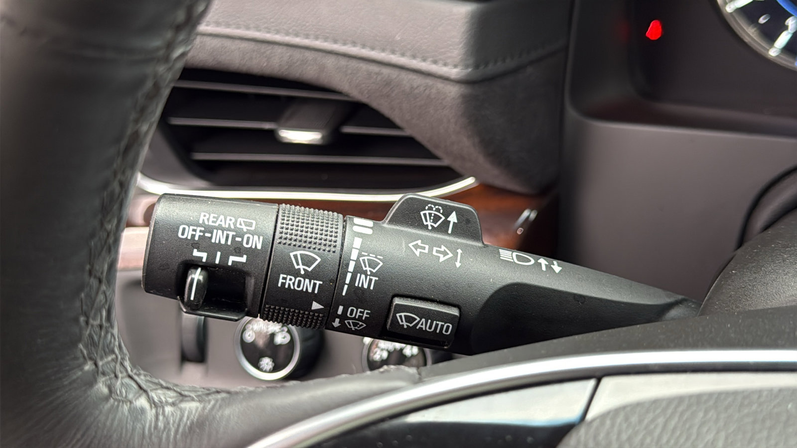 Used 2018 Cadillac Escalade Luxury image 15