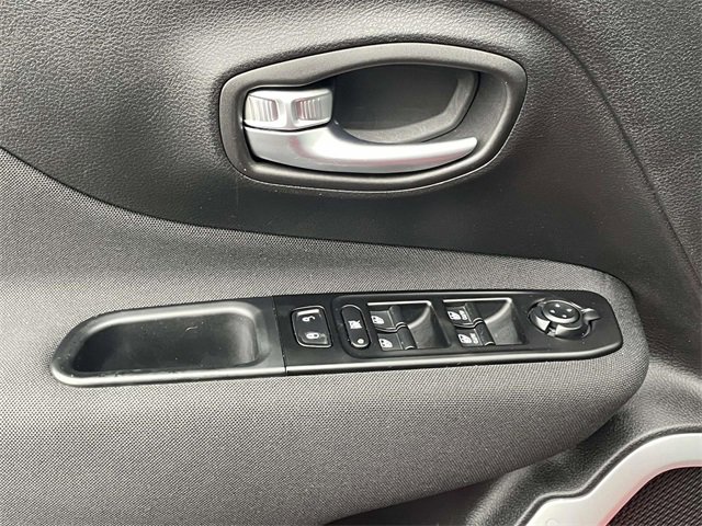 Used 2020 Jeep Renegade Latitude w/ Cold Weather Group image 16