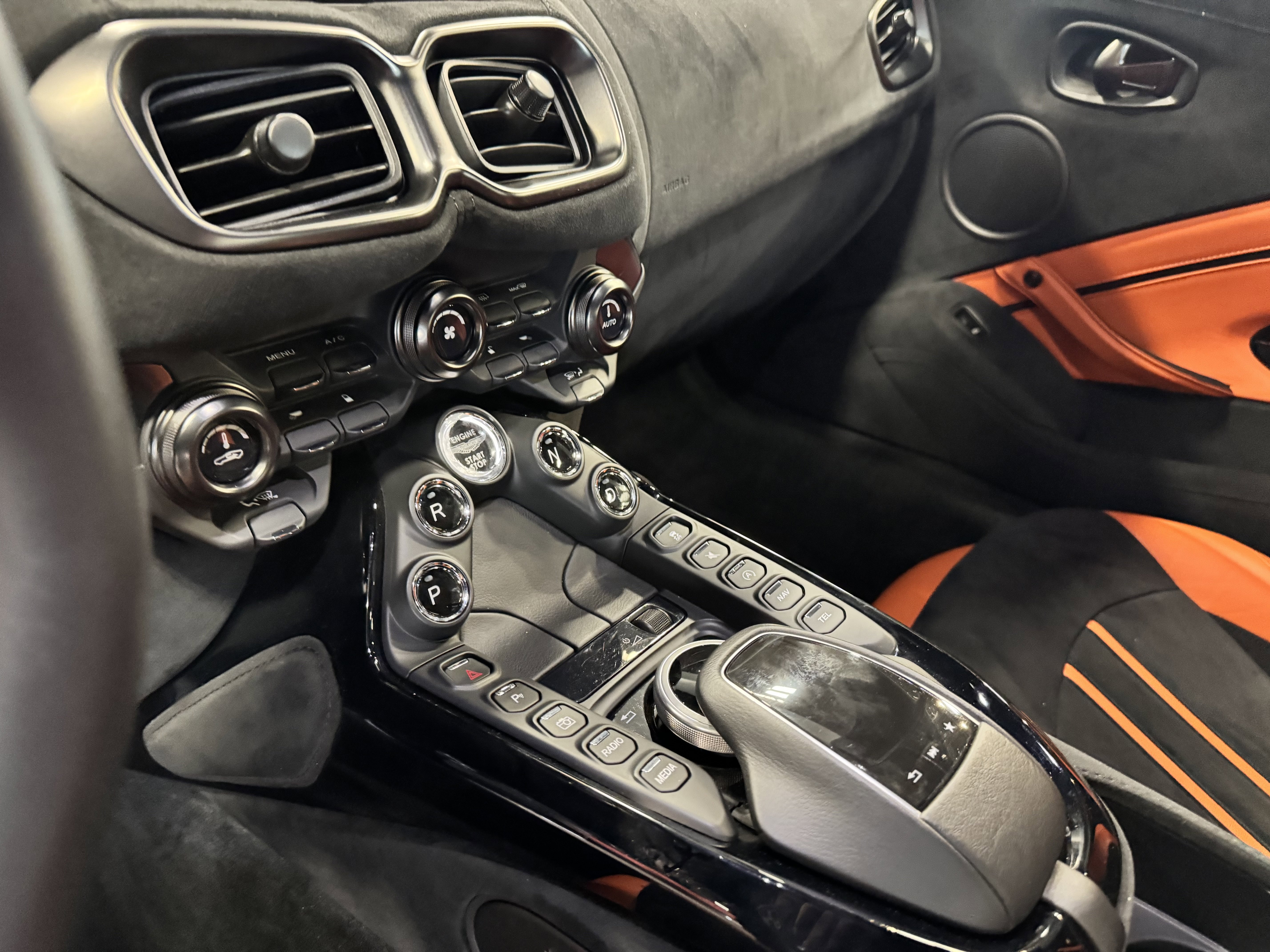 Used 2020 Aston Martin V8 Vantage Coupe image 28