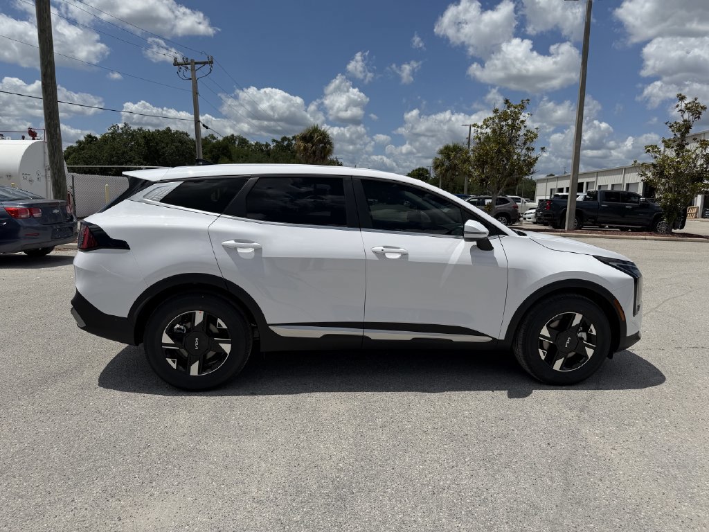 New 2027 Kia Sportage LX FWD image 3