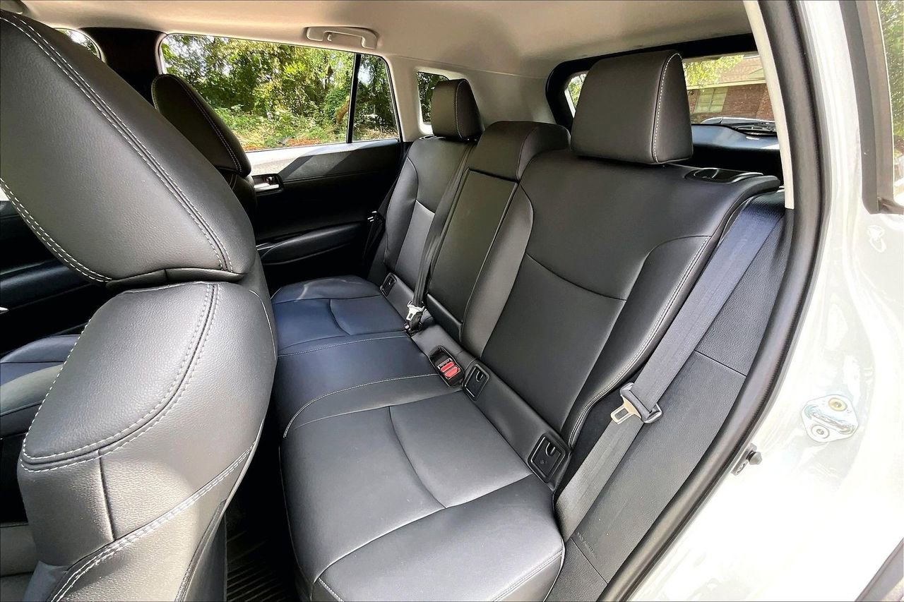 Used 2023 Toyota Corolla Cross XLE w/ Convenience Package FWD image 19