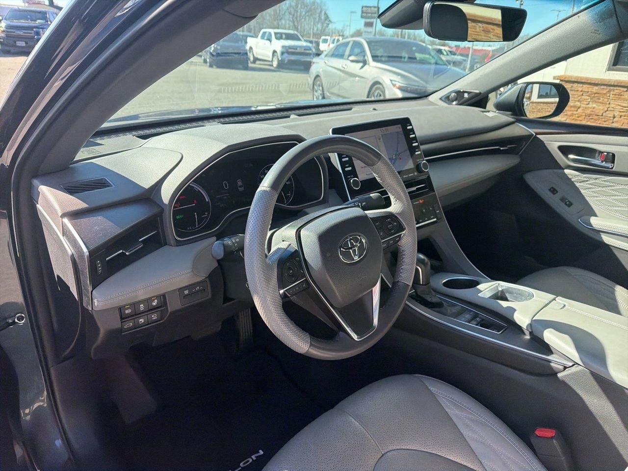 Used 2022 Toyota Avalon Limited image 4