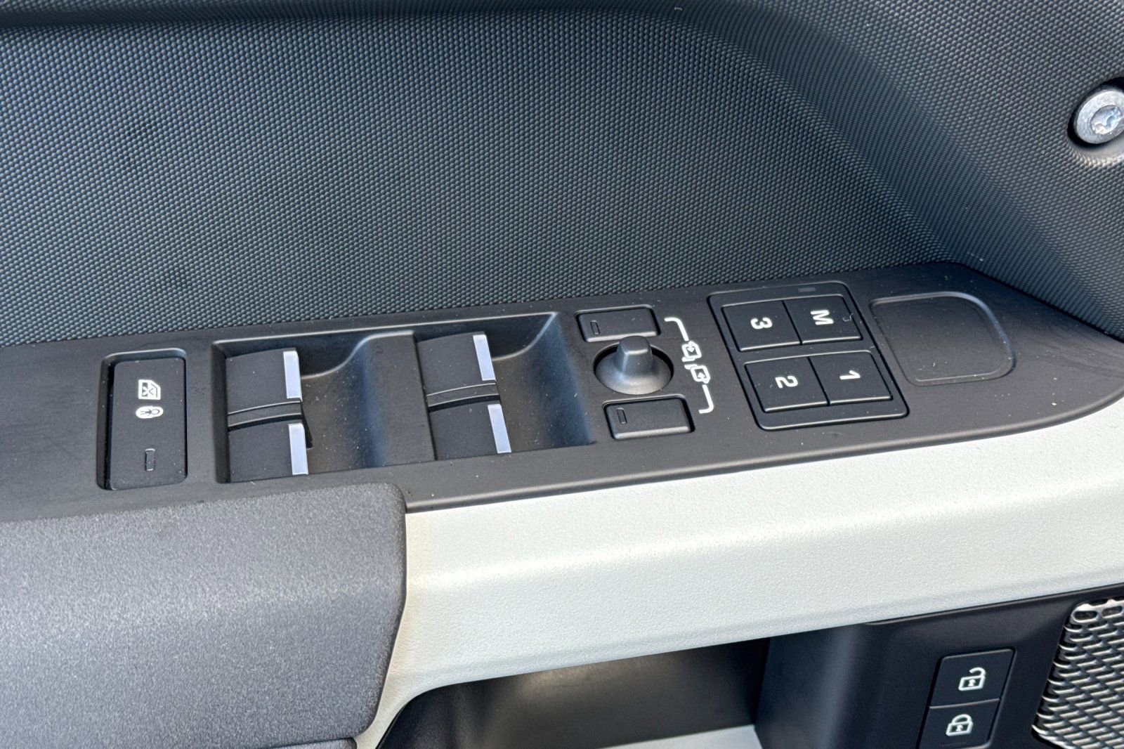 Used 2023 Land Rover Defender 110 X-Dynamic SE image 11