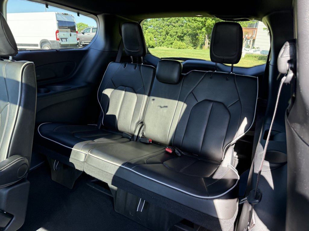 Used 2025 Chrysler Pacifica Limited FWD image 16