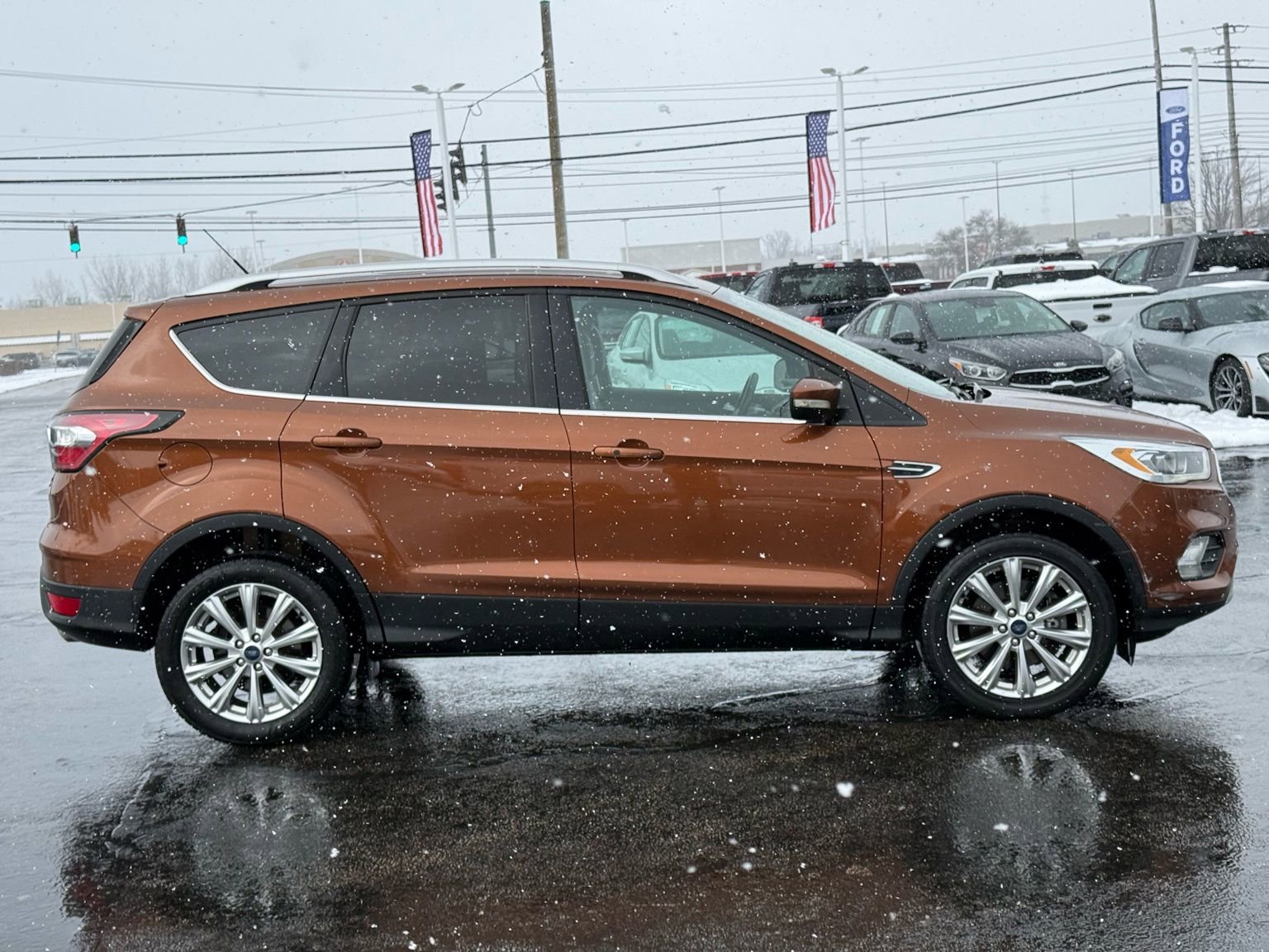 Used 2017 Ford Escape Titanium image 2
