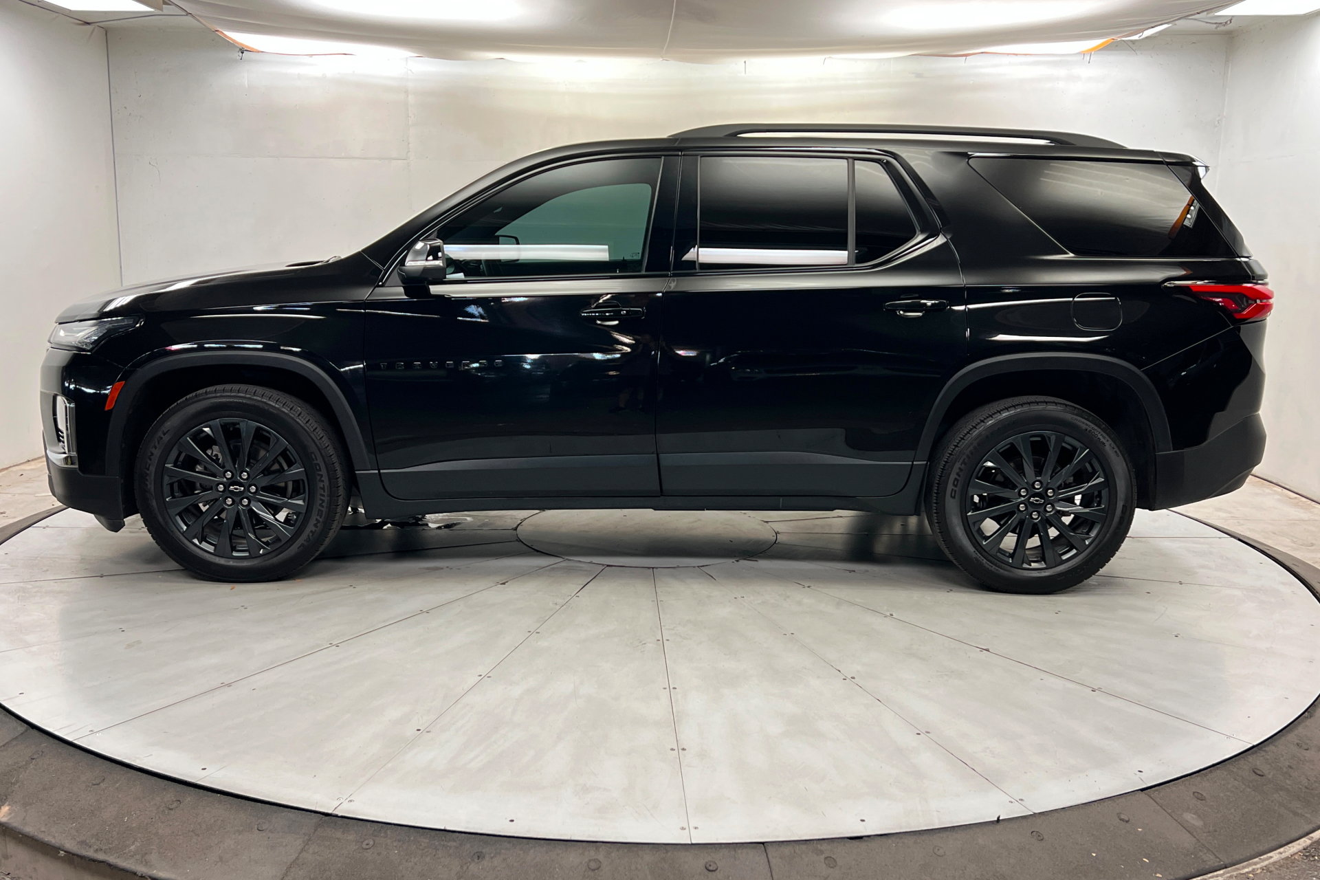 Used 2023 Chevrolet Traverse RS FWD image 2