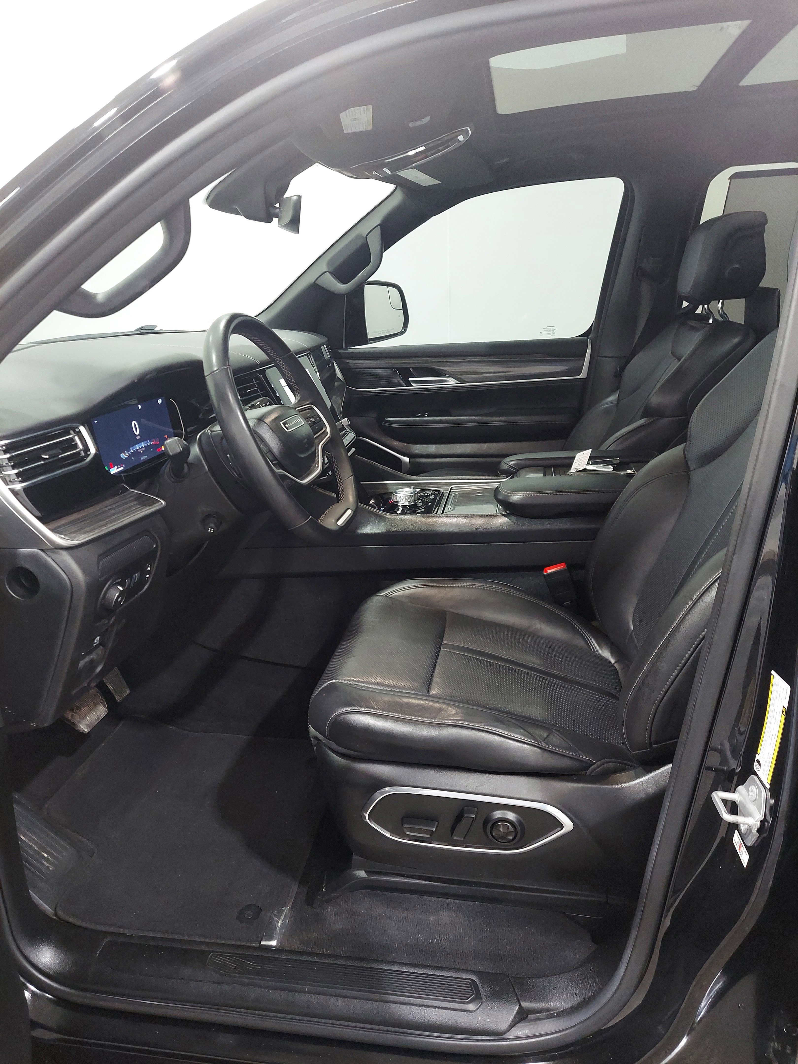 Used 2022 Jeep Wagoneer Series III w/ Premium Group I AWD/4WD image 15