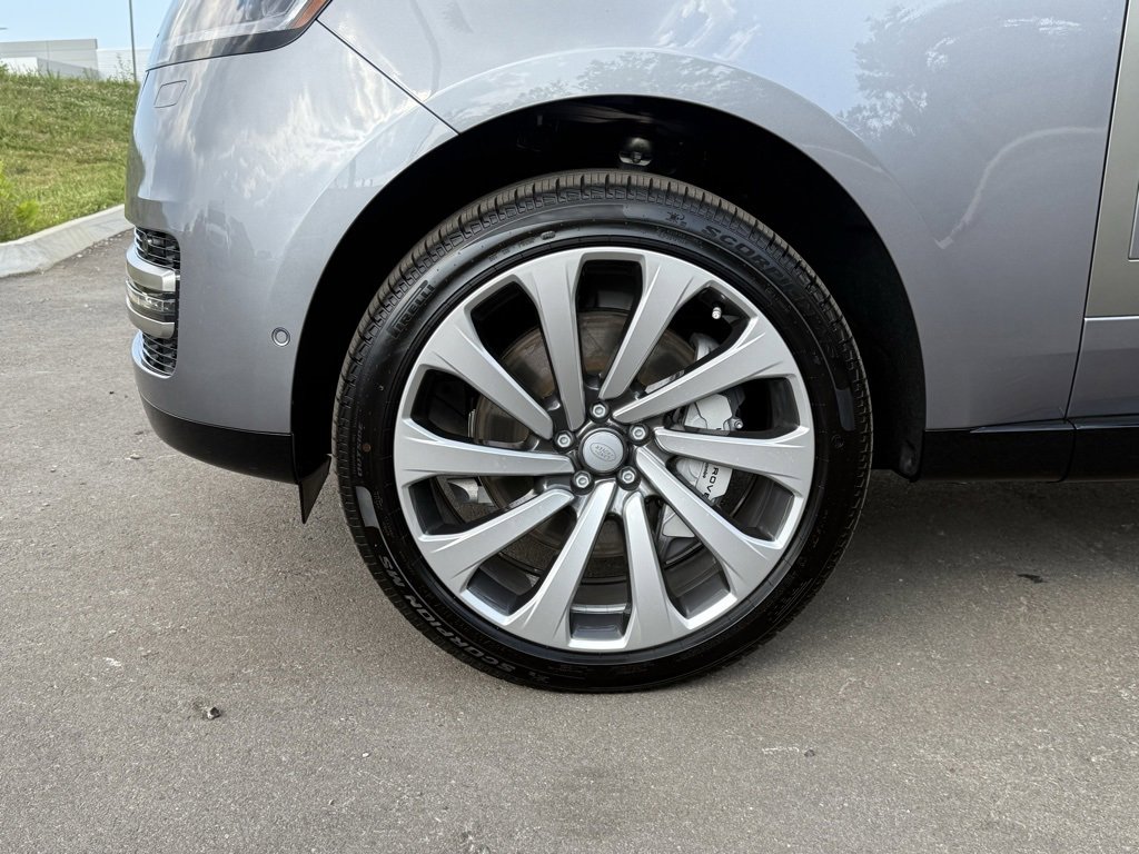 New 2025 Land Rover Range Rover Long Wheelbase SE image 10