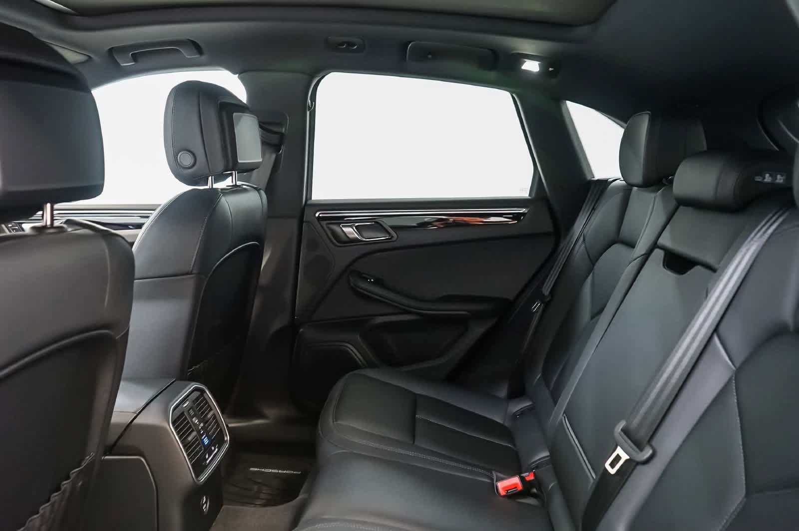 Certified 2026 Porsche Macan AWD/4WD image 24