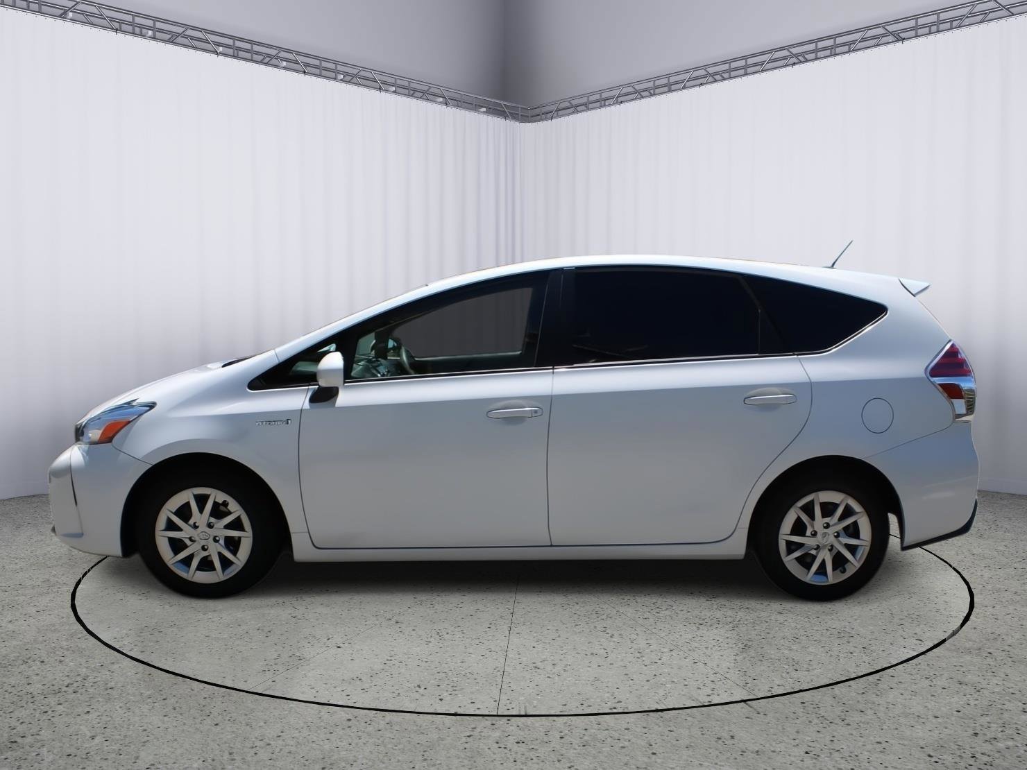 Used 2017 Toyota Prius V Three FWD image 5