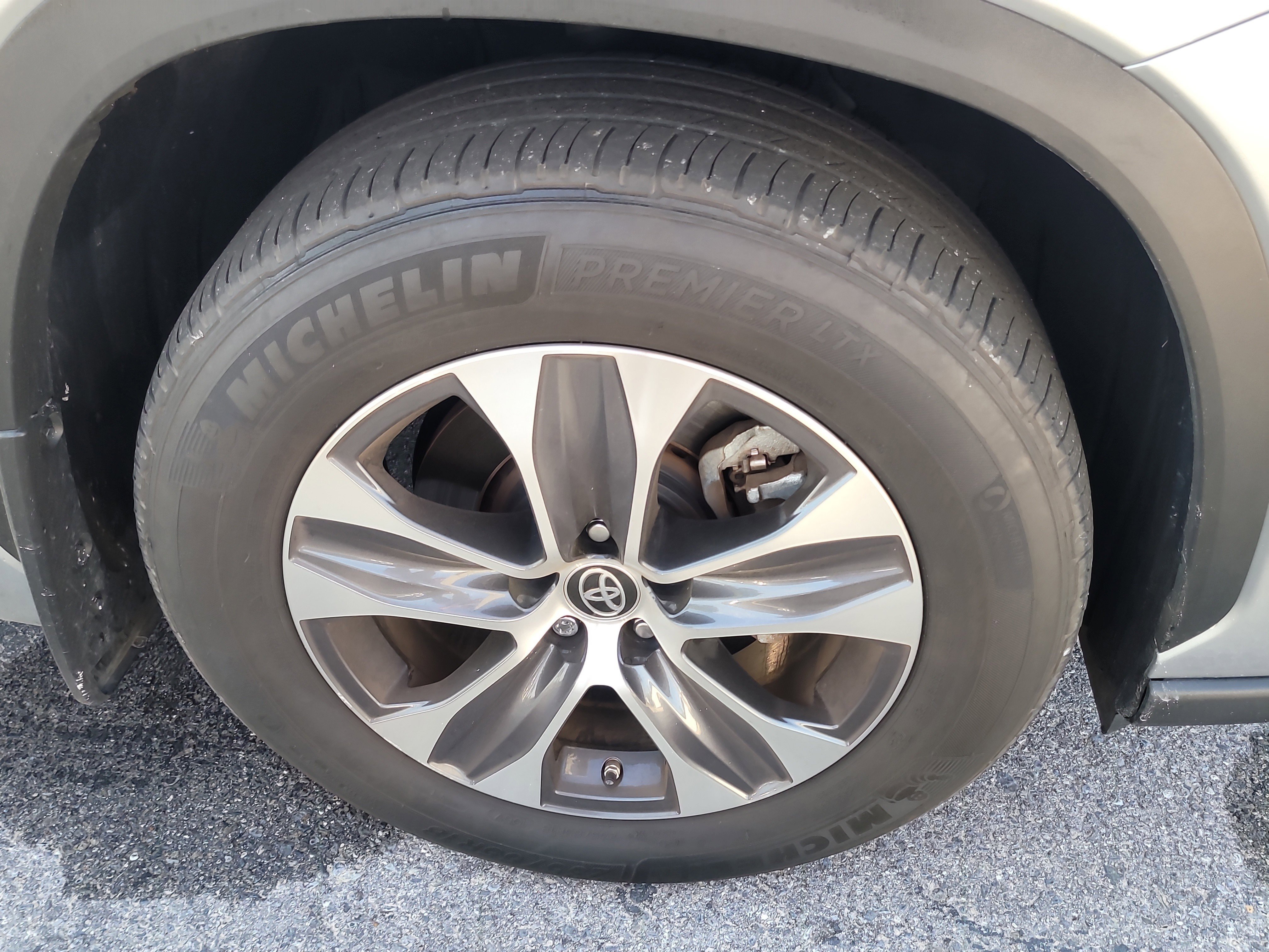 Certified 2024 Toyota Highlander XLE image 9