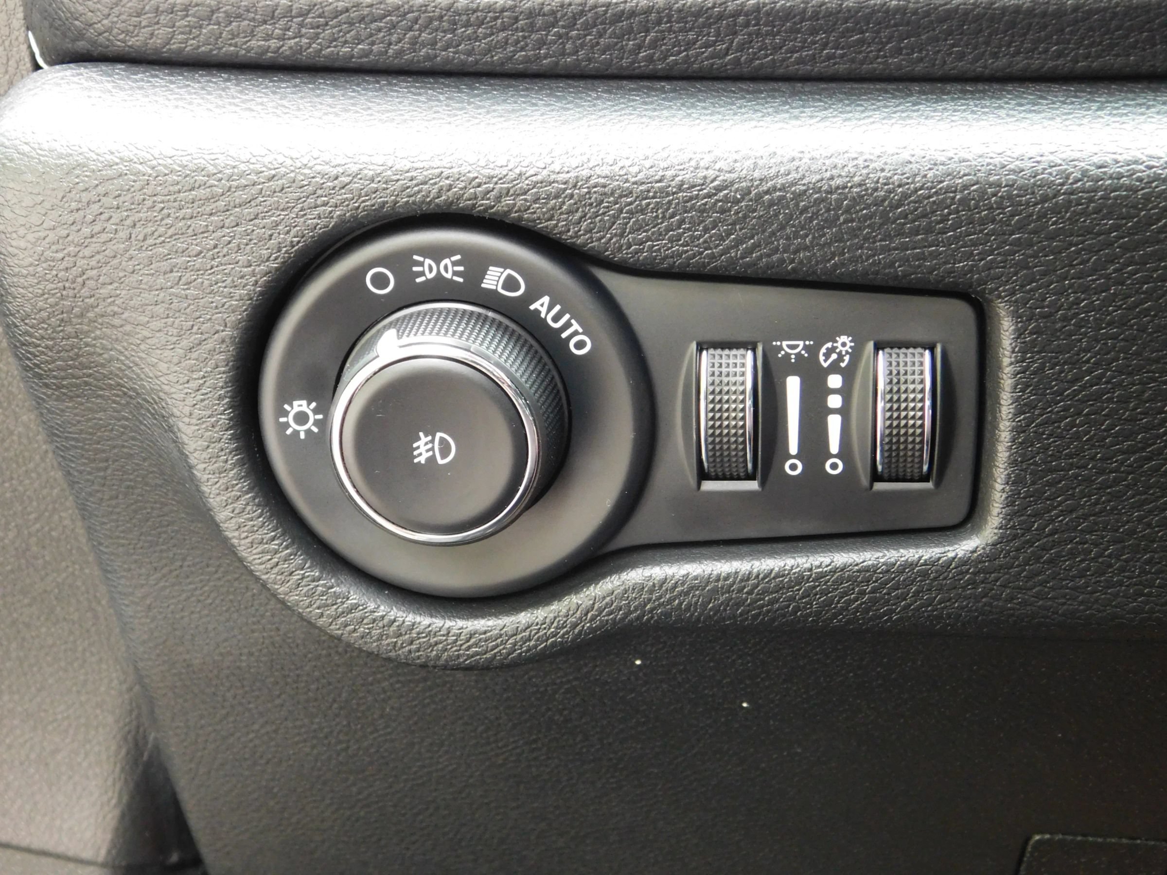 Used 2023 Chrysler Pacifica Touring-L w/ Uconnect Theater Family Group FWD image 27