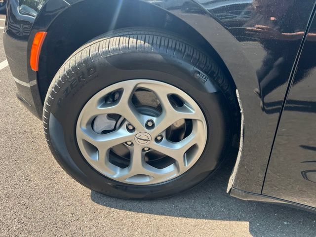 Used 2024 Chrysler Pacifica Limited AWD/4WD image 41