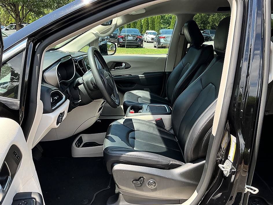 Used 2024 Chrysler Pacifica Touring-L FWD image 12